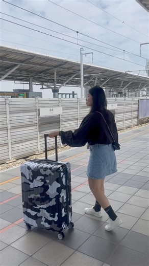 【Flexflow行李箱】 #即將開團 ✨ 這咖行李箱拖起來就是 超級 穩!穩!穩! #柏油路不卡實在感動 ⠀ —Flexflow— ✔智慧免提測重 ✔TSA闕際海關鎖 ✔PC ABS耐衝擊材質 ✔雙層防爆拉鍊 ✔360°靜音飛機輪 #Flexflow行李箱快閃開賣：6/01㊅__6/10㊀ ⠀ 外觀帥實用性又高🖤 你們有沒有準備好要開搶了呀😏 | 小帕菲 S'puffy