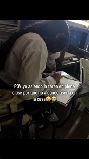 #yo asiendo la tarea en plena clase 🤣😂😭😭