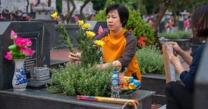 Người dân dâng hương, tri ân Anh hùng liệt sĩ tại nghĩa trang Mai Dịch