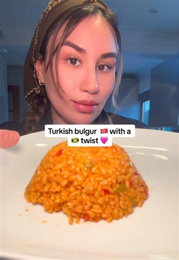 My classic Turkish bulgur recipe — but this time with a twist. I infused it with bold Caribbean flavours, inspired by the ingredients used in Jamaican rice and peas: coconut cream, pimento berries, and fresh thyme. I’m honestly so proud of how beautifully these flavours paired with my Turkish bulgur — it turned out so delicious. I think I’m calling this one “Island Bulgur.” 🍚❤️ Ingredients: Drizzle olive oil 2 cups coarse bulgur rice 2 1/2 cups liquid ( I used chicken stock ) 100 g creamed coco