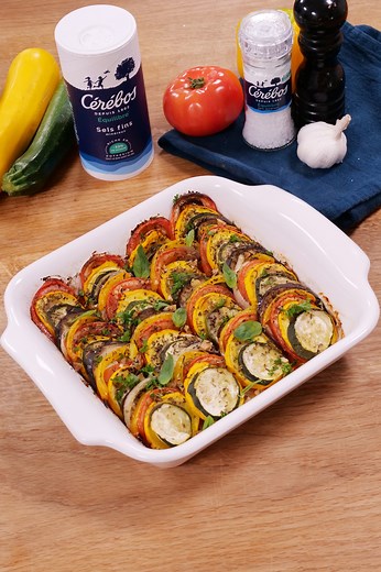 Qui veut goûter ce tian de légumes à la provençale trop gourmand assaisonné avec le sel Cérébos réduit en sodium 😋 Les ingrédients : - 4 tomates - 2 courgettes vertes - 2 courgettes jaunes - 2 aubergines - 1 poivron jaune - 1 oignon - 4 gousses d’ail - 0,5 bouquet persil ciselé - 8 feuilles Basilic - 4 C à soupe Huile d’olive - 1 pincée de Sel Cérébos Equilibre réduit en sodium - 1 pincée de poivre - Herbes de provence - 1 pincée de gros sel Cérébos Equilibre réduit en sodium En partenariat rém