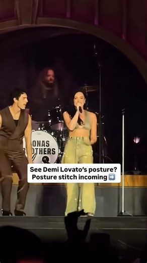 Follow me & comment REMINDERS for daily posture reminders, consistency is everything. Everyone’s losing it over how strong Demi’s arms, shoulders, and chest looked on stage with the Jonas Brothers, and the secret is posture. When your shoulders round forward from phones, computers, driving, or carrying kids, your chest tightens, your upper back weakens, and everything starts collapsing inward. That makes you look less defined and adds tension through your neck, face, and chest. When you open you