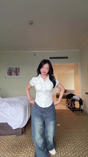 fitted shirt di combo sama baggy jeans SKAMXZMNZNSNSS