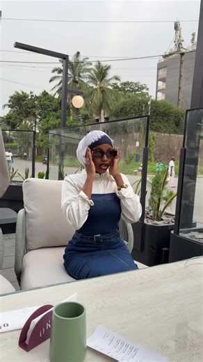 Robe en jeans et chemise : look tendance musulman