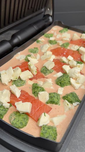 Werbung - Lachs Spinat One Pot im OptiGrill in der Backschale @tefal_dach So geht das: 1️⃣ Bandnudeln nach Verpackungsanweisung kochen. 2️⃣ In einer Schüssel Sahne und Tomatenmark mischen, Knoblauch dazupressen, würzen und in die Backschale geben. 3️⃣ Lachs, Mozzarella und Spinat dazugeben. 4️⃣ Im manuellen Modus Stufe orange (220 Grad) 30 Minuten backen. Das brauchst du: 300 g (375 g) Lachsfilet 400 g (500 g) Sahne 300 g (375 g) Rahmspinatminis TK 125 g (160 g) Mozzarella (in Lake in kleinen Wü