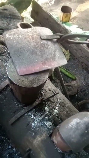 proses penyepuhan cangkul secara manual #blacksmith #pandai #besi