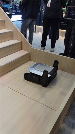 Stairs have long been a hard stop for robot vacuums—but Dreame is clearly trying to change that. At CES 2026, the CyberX stair-climbing robot vacuum was demonstrated alongside its purpose-built base station, continuing Dreame’s push toward true multi-level cleaning. #CES2026 #Dreame #CyberX #VacuumWars #CES2026 #RobotVacuum #SmartHome #CleanTok #FYP