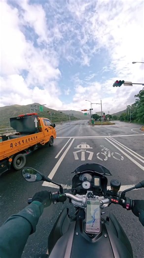 池上下雨… #bmw #f800r #akrapovic #sound #ride #motorcycle #bike #pov #taiwan #relax #重機 #騎行 #美景 #台灣