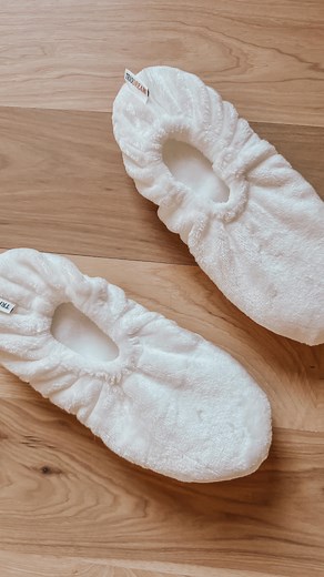 239K views · 6.6K reactions | Comment TRAVEL and I will send you the details on these long flight travel essentials that I packed in my backpack. Compression socks, slippers and a face pillow are my go-tos for overnight flights✈️ oh and travel toilet seat covers! Shop these finds from my Amazon Store Idea List: LONG TRIP ESSENTIALS or from my website and tap any photo for links #travelmusthaves #travelday #amazonfinds2024 #travelessentials #longflight @beis | Brooke's Buys | Facebook