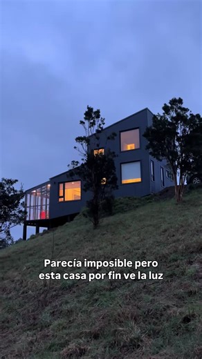 Casa Rio Pescado . Parecia imposible, pero esta casa por fin ve la luz ✨ . Tiene 90 m2, 2 dormitorios, 1 oficina y 2 baños y 1/2 . Para conocer costos, puedes ver video anclado en mi perfil ⚡️
