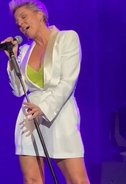 💚 LIVE ON STAGE 💚 #alexandrahofmann #teamgrün #foryou #forthebestfansoftheworld #foryoupage #schlager #hierkommtalex #liveonstage #passion #musicwasmyfirstlove #leidenschaft #energie