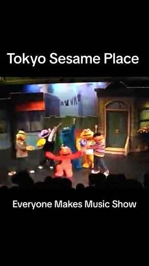 Tokyo Sesame Place, where Sesame Street magic meets Japanese flair and where inner Elmo fans truly shines! Operated from 1990 to 2006, this Japanese park was the perfect blend of childhood nostalgia, epic live shows and making memories. One show in particular that ran at the park was the Japanese Version of the Sesame Street Live Show “Everyone Makes Music”. This version featured Elmo, Big Bird, The Count, Zoe, Cookie Monster, Ernie and Bert with noticeable differences such as the removal of Jen