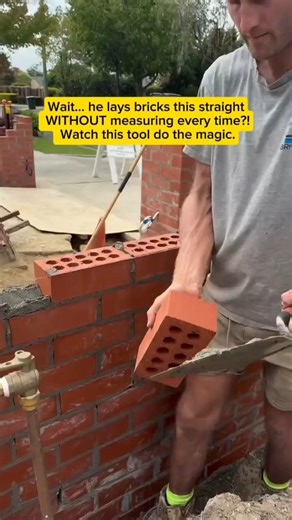 This Brick Tool Makes Walls PERFECTLY Straight in Seconds 😱🧱 #construction #bricklayer #tools