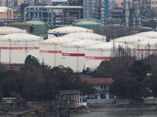 Russia cuts oil output in April, sources say