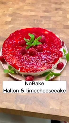 Helena Ekman ☀️ on Instagram: "NOBAKE HALLON -& LIMECHEESECAKE 💛 Vill ni göra något gott till julmiddagen, till nästa födelsedag eller till helgmiddagen ? Tårtan är mycket enkel att göra och smakar ljuvligt. Hallonspegeln på toppen blir en härlig färgklick - härligt röd till julen ❤️ Det går jättebra att förbereda dagen innan och sedan bara garnera innan servering. Ingredienser: 300g digestive 150g smält smör 1,5 dl vispgrädde 600g färskost 1,5 msk vaniljsocker 1,5 dl florsocker Zest från 2 lim