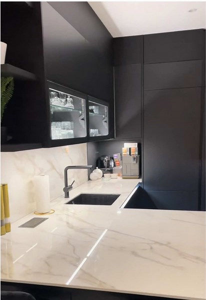 ✨ Deine Traumküche beginnt hier! ✨ Du träumst von einer Küche, die Stil und Funktionalität vereint? 😍 Wir zeigen dir, wie du deine Einbauküche optimal planst und einrichtest – von cleverer Stauraumnutzung bis zu den neuesten Farb- und Materialtrends. 🏡🔨 💡 Highlights: \t•\tMinimalistisches Design trifft auf maximale Effizienz. \t•\tFarbtrend 2025: Warme Holztöne und kontrastierende Akzente. \t•\tSmarte Lösungen für kleine Räume. 📐 Lass dich inspirieren und hol dir Tipps für deine individuell