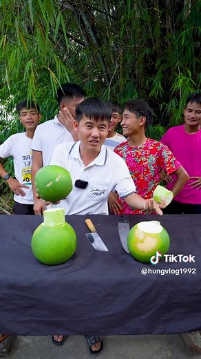 Trò Chơi Cắt Đôi 2 Quả Bầu Không Rơi Quả Bòng Nhận Thưởng#hungvlog | bách