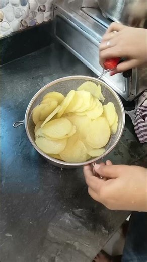 Potato Chips Recipe (the whole process of making aloo chips)😍👍🏻#trending #viral #food #alookechips