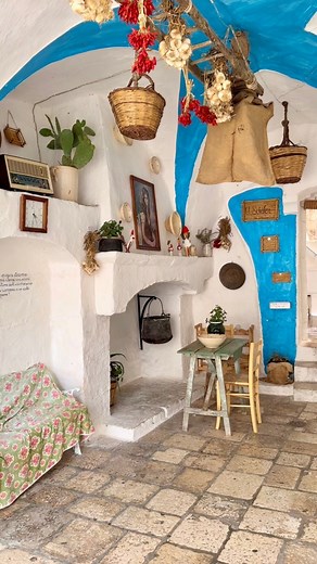 SUMMERCANDA PUGLIA 💙 Cisternino si trasforma in capitale della Via Della Seta con SUMMERCANDA, il progetto artistico che unisce Oriente ed Occidente con installazioni tematiche nei vicoli del centro storico con prodotti originali delle zone di provenienza (Puglia, Indonesia, Persia, India, Cina, Samarcanda). L’obiettivo delle installazioni è l’invito al rispetto delle culture e dei popoli e all’importanza dello scambio culturale come momento di crescita personale e collettiva. Le installazioni 