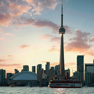 🌍 ¡HOLA TORONTO!🎉 Estamos encantados de presentar nuestra nueva ruta desde Guadalajara a Toronto con Flair Airlines. ✈️ Disfruta de la hospitalidad canadiense y explora una ciudad llena de cultura, historia y diversión. ¡Planea tu próximo viaje a este destino! | Aeropuertos GAP