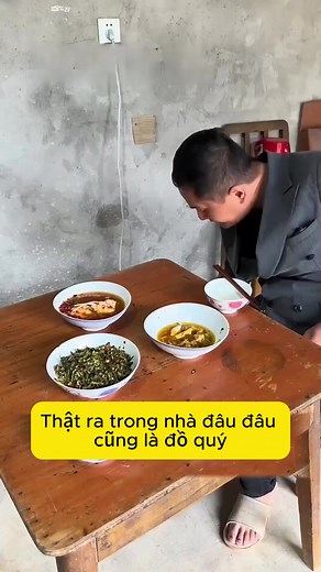 ♻️ Thật ra trong nhà chỗ nào cũng có “kho báu” 😄 Mấy chai lọ bỏ đi chỉ cần sửa nhẹ một chút là biến thành đồ hữu ích ngay! 🌱 #MẹoHayCuộcSống #TáiChế #TrồngCây #ĐồHandmade #TiếtKiệmChiPhí