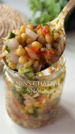 Shefali | The Everyday Shef on Instagram: "Stop crushing your boondi ❌ Try this instead! Try this Jar method for your Boondi chaat and thank me later😊 ✅Save now and follow for more💕 Ingredients- Boondi Chopped onions Chopped tomatoes Chopped cucumber Raw mangoes (optional) Coriander chutney Fresh coriander leaves (optional) Chopped green chilli Chaat masala Salt (to taste, use very little) Tamarind chutney (optional) Lemon juice(optional if not using tamarind) Method .Take a clean, dry jar wit
