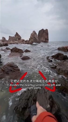 注意画面里每个石头的分布是把我视觉平衡的关键，快门速度要控制在海浪的线条能够连成线即可，不能过快也不能过慢#我在出片前线 #摄影 #摄影技巧