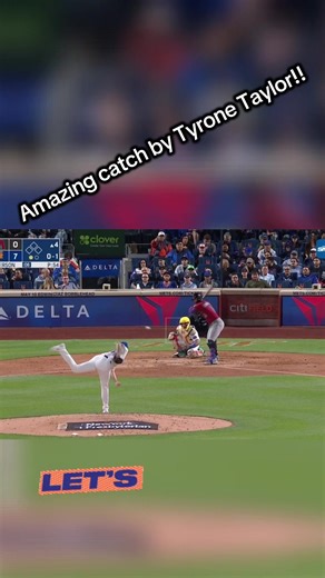 Tyrone Taylor's Incredible Center Field Catch