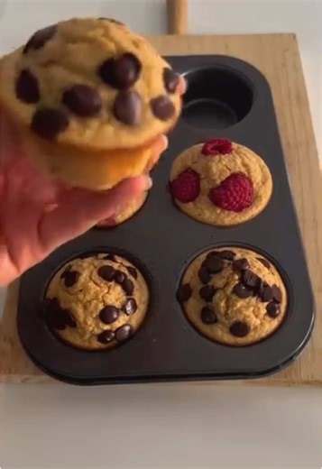 Healthy Muffins☺️ Recipe: -preheat oven to 200 degrees •2 bananas •2 eggs •150 g oats •200 g natural yogurt •1 tbsp baking powder •blend the ingredients •add blueberries and some dark chocolate toppings. •put it in the oven for 15-20 minutes at 200 degrees •let cool and enjoy🥰 #healthyrecipes #healthysnacks #fyppppppppppppppppppp #healthyclover #healthymuffins #musttryrecipes #simplerecipe Creds to fatimazahraa_official via Instagram 🥰🥰