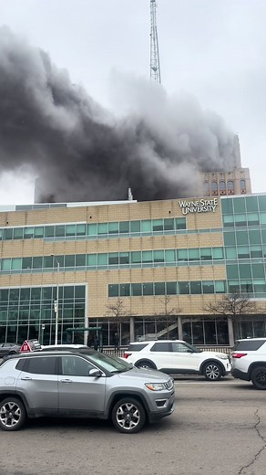 #BREAKING🚨: A fire broke out at the Maccabees Building, 5057 Woodward Ave., near Warren Ave in Detroit. The building was evacuated as crews rushed to the scene. The fire appears to have started on an HVAC unit and was contained to the 11th floor. It has since been extinguished, and no injuries have been reported. Drivers are asked to avoid the area.