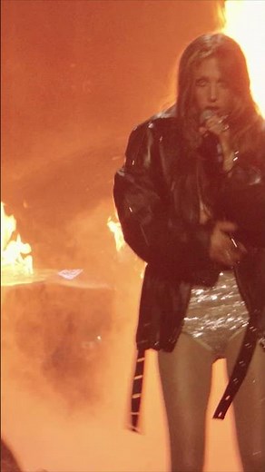Eva Queen performe un medley en live aux Flammes 2025