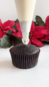 Who needs tangled lights when you’ve got edible ones? These cupcakes sleigh! 😉🧁 Comment RECIPE to be sent the tutorial on how to make these Christmas light cupcakes or head to https://cakemehometonight.com/easy-christmas-cupcake-designs/! | Cake Me Home Tonight