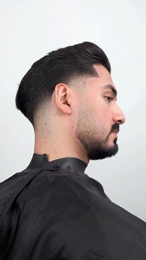 Learn the fundamentals of men’s advanced hair cutting | with multiple lessons structured in way that teaches you how to use an advanced techniques for precision hair cutting 📈 Our courses allows you to have a better understanding of how hair works and gives you the knowledge and confidence to work and deal with all hair types and lengths 📈 visit our website to get started 🌍 www.ariessalon.world_______________________________........#barbertalent #barberlife #barbertakeover #barberlove #barber