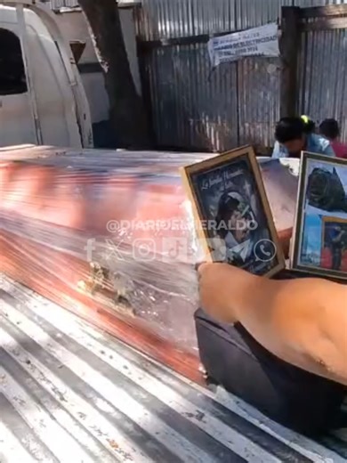 💔 Familiares se preparan para retirar los cuerpos de los dos comerciantes que murieron en un trágico accidente a la altura de Talanga. Las víctimas quedaron atrapadas en el amasijo de hierro tras impactar el vehículo en el que se conducían contra un automotor de mayor tamaño en la carretera hacia Olancho.