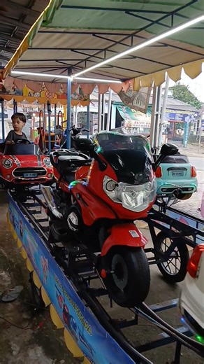 Adek naik odong mobil balap merah lampu menyala & ada warna putih hijau tosca juga #trendingshorts
