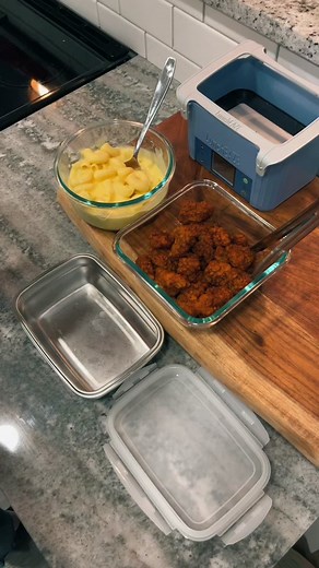 start off 2023 new year with this electric lunchbox to save money, meal prep & reduce your food waste!🔥 👉🏼 find it in my bio & use “ASHLEY” for a free gift at checkout! this automatic, cordless, electric, heated lunchbox would make a great gift for blue collar workers, construction workers, truck drivers, students, teachers, nurses, doctors, parents, kids, meal preppers & more! #bluecollarboys #lunchideas #bluecollarwife #husbandlunch #lunchformyhusband #luncheazepartner #luncheaze @luncheaze