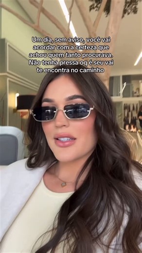 Jessica Moraes on Instagram: "Às vezes, a gente se perde tentando encontrar o que já está vindo ao nosso encontro. Confia no tempo… o que é verdadeiro sempre acha um jeito de chegar."