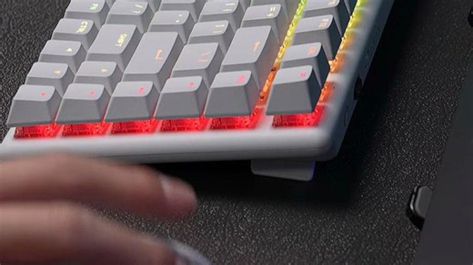 外星人PRO系列电竞鼠标轻而强悍，专为高强度竞技设计，兼顾轻量化机身与稳定性能。100小时超长续航，支持边充边玩，Type-C接口即插即用，告别电量焦虑。搭载高