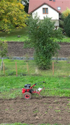 Orba s malotraktorem VARI GLOBAL 🚜 Orba je právem považována za královskou disciplínu. 🌾 Dokonce se pořádají i mistrovství v orbě! 🏆 Když je pluh správně nastavený, malotraktor orá téměř sám. Kdo z vás už má za sebou první letošní brázdy? 💪 #vari #varicz #varistroje #orba #myjsmeVARI | VARI, a.s. - Zahradní Technika
