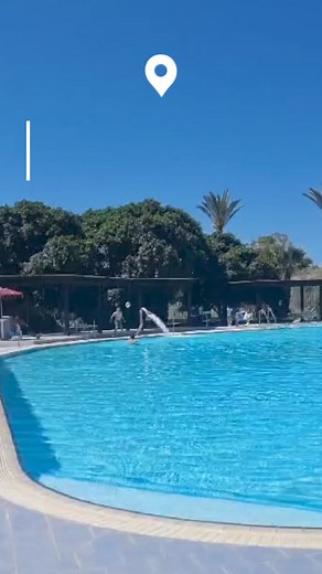 Oggi vi presentiamo il resort Zeta Club Selinunte. Si trova a ridosso della Riserva Naturale del Balice a Selininte in Sicilia 🇮🇹 L'ubicazione del Zeta Club Selinunte si rivela magica grazie a questo contesto straordinario. Ad arricchire ulteriormente l'esperienza, si aggiunge una spiaggia di sabbia fine e un mare cristallino situati a circa un chilometro di distanza, facilmente raggiungibili tramite una comoda navetta. I servizi offerti dalla struttura, caratterizzati da un elevato standard q