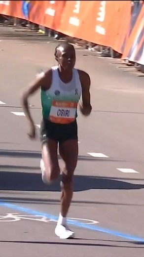 Performance of a lifetime! 🔥 Hellen Obiri makes a decisive move with 800m to go in the New York Marathon, breaking the course record by nearly three minutes! 👏 | TNT Sports