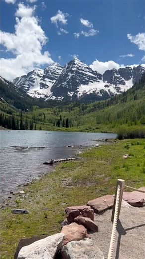 Explore the stunning Maroon Bells in Colorado! 🏞️
