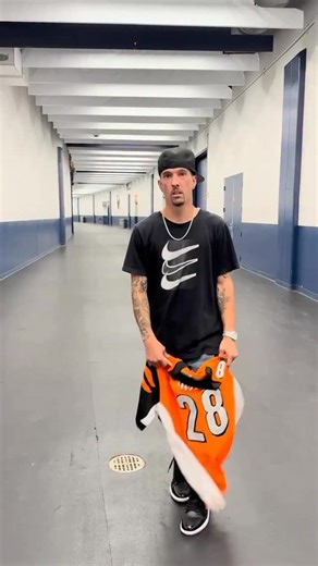 Sean Fogelson on Instagram: "@texanstoro1 I kno we ain’t get off to the best start but I need your boys to come through for Cincy tonight!! I’m rooting for yall 🤘🏽"