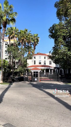 Live in Iconic Park La Brea Apartments in LA
