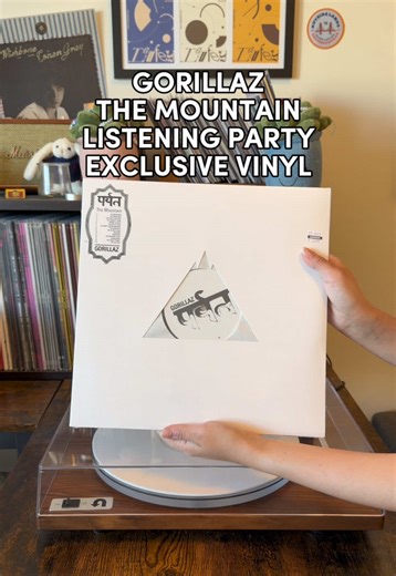 Unboxing Gorillaz The Mountain listening party exclusive white label vinyl pressing! This was only available to order at the indie record store early listening parties for the new Gorillaz album The Mountain! I love the cutout sleeve that this vinyl record comes in! And super cool to have an indie listening party exclusive vinyl pressing for the album! @Gorillaz . . . #vinylunboxing #gorillaz #gorillazthemountain #vinylrecord #vinylcollection