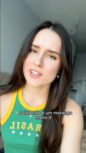 Life is not a strawberry 🤣 adoro frases dos brasileiros 😄 #brasil #portuguese #gringa