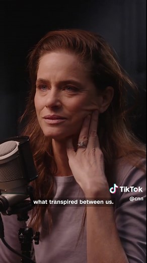 Actress Amanda Peet's mom, Penny, had Parkinson’s disease and died in January 2026. Amanda tells Anderson Cooper she wished she had been a “better caregiver