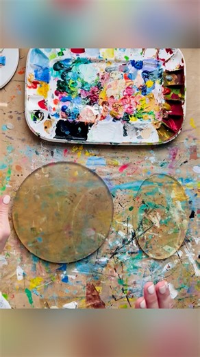 I tested my Gelli Arts brand vs. my homemade gel plate! I also made a big mistake, can you spot it before I share it 😬😬 I used the same acrylic paint pen to trace a photo on both plates, used liquitex acrylic paint for details and the pick up layer on both plates. • I was surprised to find my homemade gel plate was fully set but still had a dampness to it. It wet the photo I was tracing and took much longer to dry, it wasn’t fully dry when I pulled the print and had some ripping. The Gelli pla