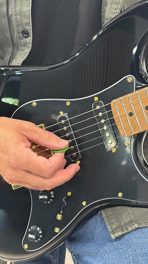 38K views · 2.8K reactions | ¿Crees que tocar una guitarra eléctrica y una clásica es lo mismo?  Spoiler: no lo es. La posición de tu mano cambia por completo la manera en la que suena, se siente y hasta cómo conectas con el instrumento.  Un detalle pequeño que marca una gran diferencia. | Zingla Música Instrumentos Musicales | Facebook