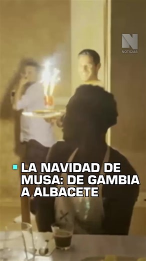Se llama Musa , es de Gambia y cumplió 18 años el sábado. Y hoy estaría durmiendo en la calle de no ser por una familia de Ontur, en Albacete, que le ha abierto las puertas de su casa por Navidad. No todos lo menores migrantes tienen la misma suerte. En España sólo hay 167 plazas de transición a la vida adulta para ellos, pese a que hay 17.000 en toda España. #albacete #castillalamancha #ontur #navidad #noticias